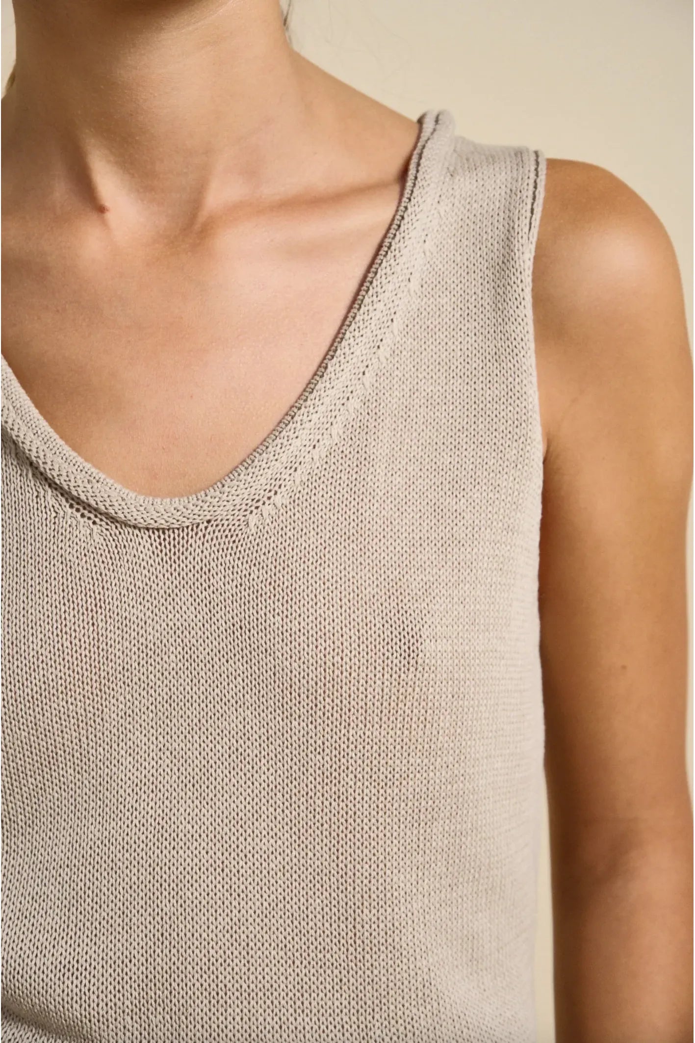 Little Lies / Scoop Neck Tank Beige